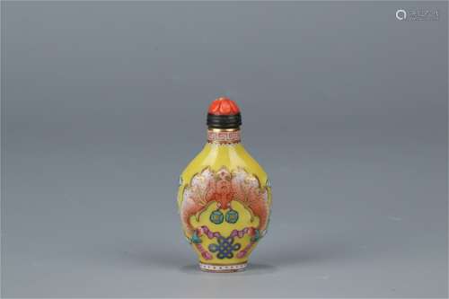 A Chinese Famille-Rose Porcelain Snuff Bottle