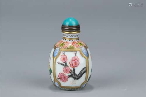 A Chinese Famille-Rose Porcelain Snuff Bottle