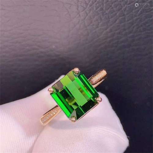 A Chinese Carved Emerald Ring