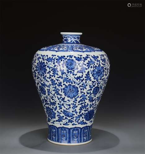 A Chinese Blue and White Porcelain Vase