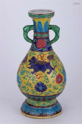 A Chinese Wu-Cai Glazed Porcelain Vase