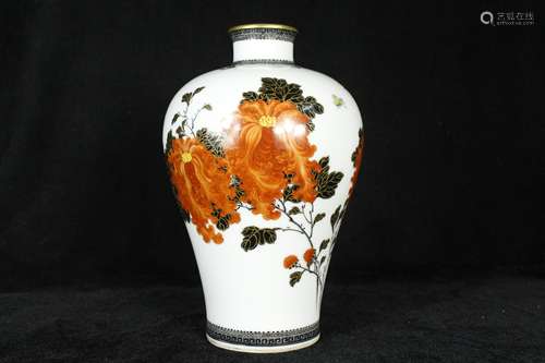 A Chinese Famille-Rose Porcelain Vase