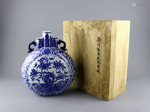 A Chinese Blue and White Porcelain Vase