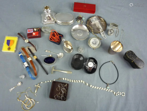 Mixed lot of small silver, wristwatches, oper…