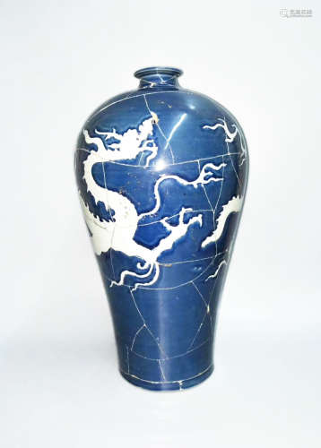 Chinese Yuan Dynasty Dragon Pattern Porcelain Bottle