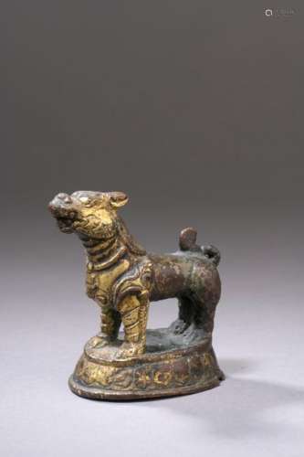 NEPAL 18th century Gilt bronze statuette of a lion…