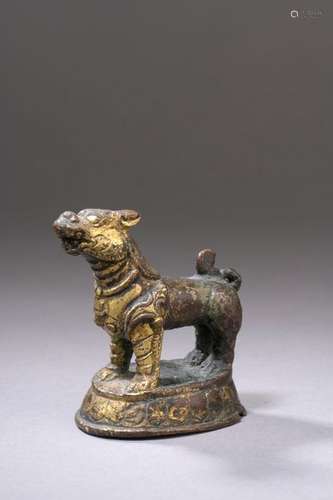 NEPAL 18th century Gilt bronze statuette of a lion…