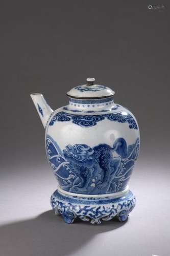 VIETNAM, Hue 19th century Blue enamelled white por…