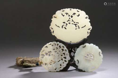 CHINA XIXth century Set in white nephrite carved o…