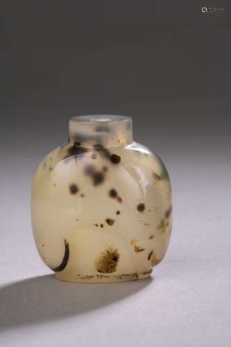 CHINA XIXth century Rounded square snuffbox bottle…