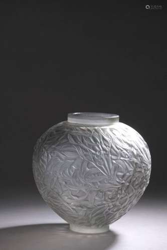 René LALIQUE (1860 1945) VASE Mistletoe ball in pr…