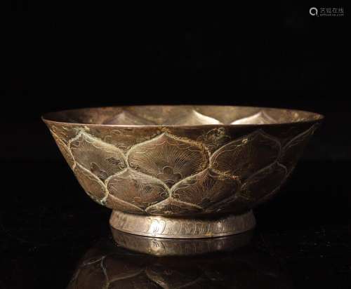 清代银錾刻莲瓣纹碗