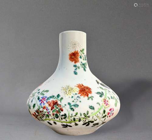 A Famille-Rose 'Floral' Bottle Vase, 19th Century
19世纪 粉彩花鸟纹荸荠瓶