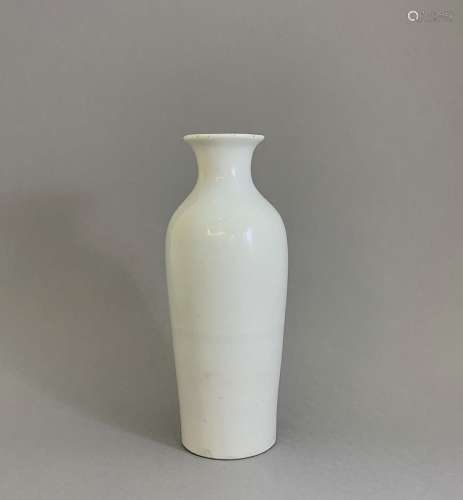 A Dehua Sleeve Vase, Early Kangxi Period
清康熙 德化白瓷瓶