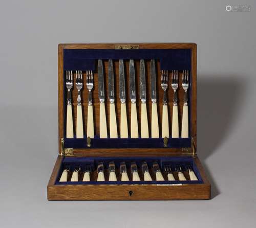 Harrods 24-Piece Ivory and Silver Cutlery Set
哈罗德象牙嵌鎏银刀叉餐具