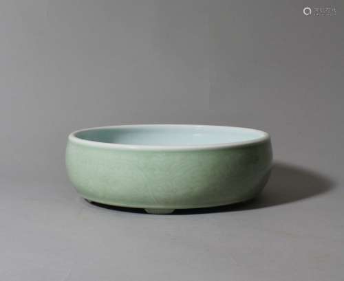 A Celadon-Glazed Brushwash, Qianlong Period
清乾隆 粉青釉笔洗