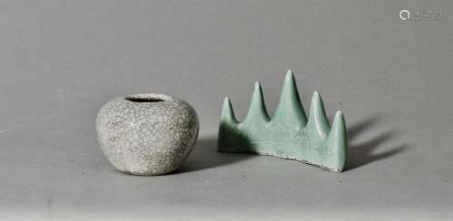 A Celadon-Glazed ‘Sea' Brushrest, Mid-Qing Dynasty
A Ge-Type Washer, Mid-Qing Dynasty
清中期 青釉海水纹笔山
清中期 仿哥釉水盂