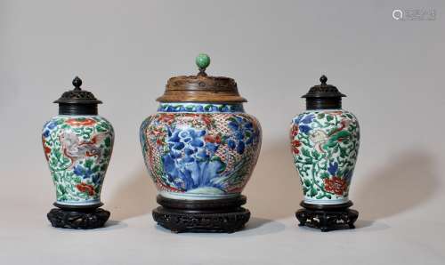 A Vase with Jar and a Pair of Famille-Verte Oviform Vases, Qianlong Period
清乾隆 五彩狮菊纹盖罐与五彩梅瓶一对
