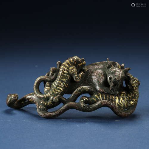 ANCIENT CHINESE BELT HOOK INLAIDED WITH GOLD AND SILVER 中國古代錯金銀帶鉤