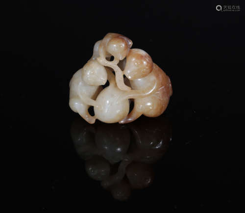 A Carved Jade Monkey Groups Qing Dynasty