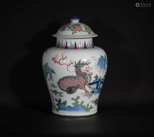 An Underglaze Blue and Famille Verte Garniture and Cover Qing Dynasty