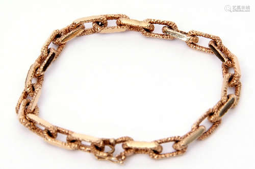 9ct gold bracelet featuring 23 oval links, each with textured and plain polished sides, 18cm long,