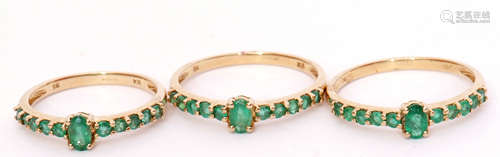 Mixed Lot: three modern matching 9ct gold and emerald dress rings, 4.7gms, size N, R and S