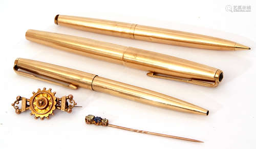 Mixed Lot: Parker 61 rolled gold fountain pen, pencil and ballpoint pen, a 9ct gold Etruscan brooch,