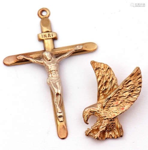 Mixed Lot: modern 9ct gold eagle pendant, together with a yellow metal cruciform pendant (unmarked),