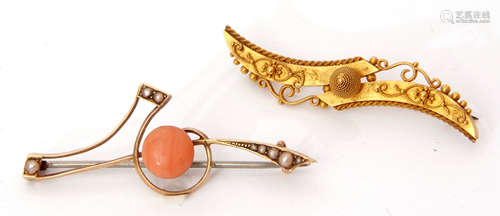 Mixed Lot: Victorian 15ct gold Etruscan brooch, typically decorated with beads, scrolls etc,