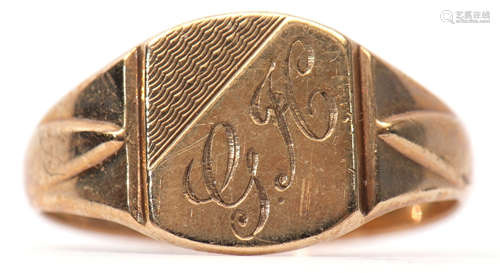 9ct gold signet ring, the panel engraved with the initials GH and decorated with engine turned