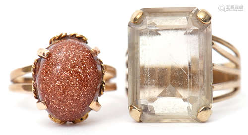 Mixed Lot: quartz dress ring of rectangular shape, raised between split shoulders, stamped 375, size