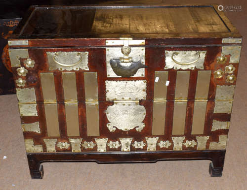 20th century hardwood Oriental trunk with brass and metalwork design and hinges, 99cm wide