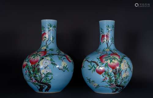 Arte Cinese Pair of large tianqiuping porcelain vases with a light blue ground decorated with peach