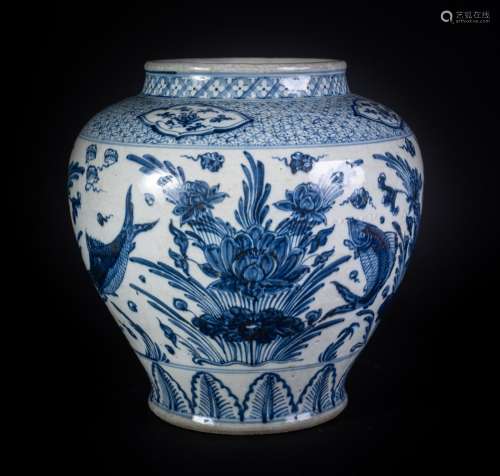Arte Cinese A Yuan style blue and white porcelain fish jar China, late 19th century .