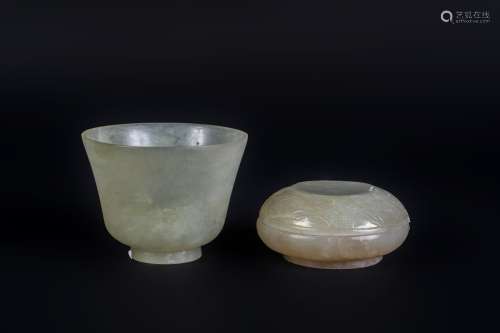 Arte Cinese Two white jade objects: a round box and a cup China, 19th century .