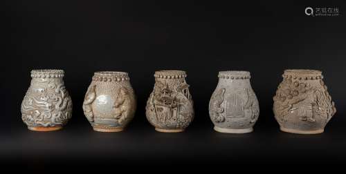 Arte Cinese A group of five white glazed relief bisquit vases China, Qing, 19th century.
