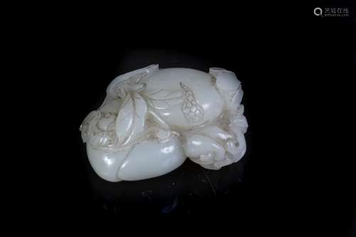 Arte Cinese A white jade carving depicting fruitsChina, 19th century .
