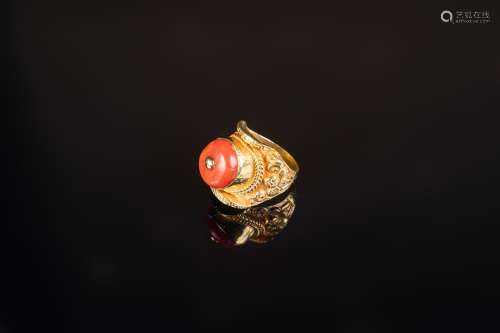 Arte Himalayana A sadle shaped gold ring encrusted with coral Tibet, 20th century .