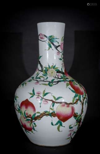 Arte Cinese A monumental white porcelain tianqiuping vase decorated with peaches and flowers China,