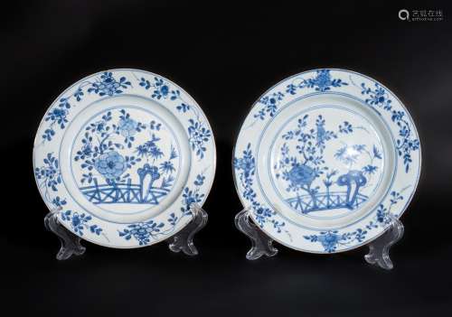 Arte Cinese A pair of blue and white porcelain dishes painted with floral motifsChina, Kangxi perio