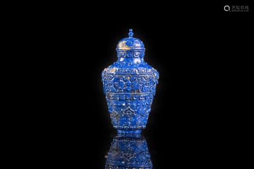 Arte Cinese A lapislazuli snuff bottle carved with masks and geometric motifs China, 19th century .