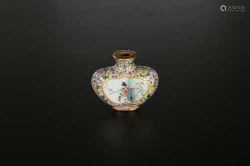 Arte Cinese A yellow porcelain snuff bottle decorated with reserves and with a mark at the baseChin