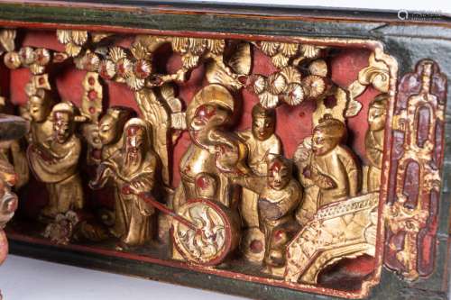 Arte Cinese A wooden lacquered coffer carved with courtly scenes China, Qing dynasty, 19th century