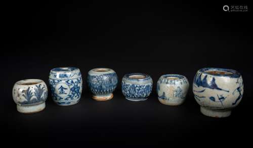 Arte Cinese A group of six blue and white porcelain incense holders China, Qing, 18th century.