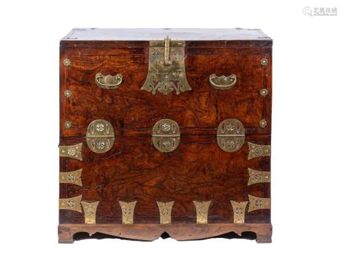 Arte Sud-Est Asiatico A wedding Tensu rootwood chest with brass finishing Korea, 19th century .