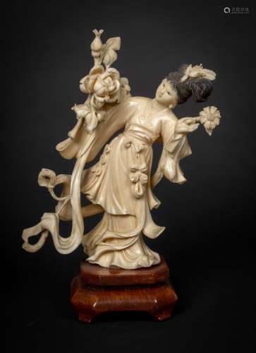 Arte Cinese An ivory carving depicting a lady among flowers China, late 19th - early 20th century .
