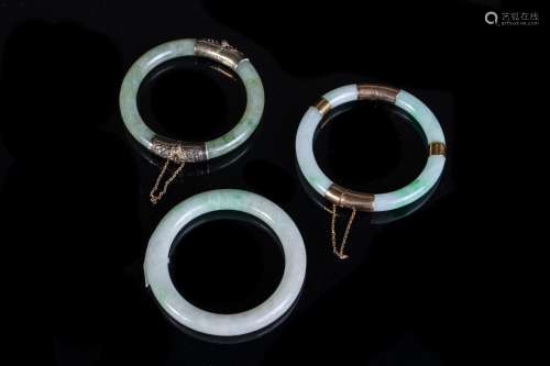 Arte Cinese Three jadeite bangles with gold or silvered gold finishingChina, 20th century .
