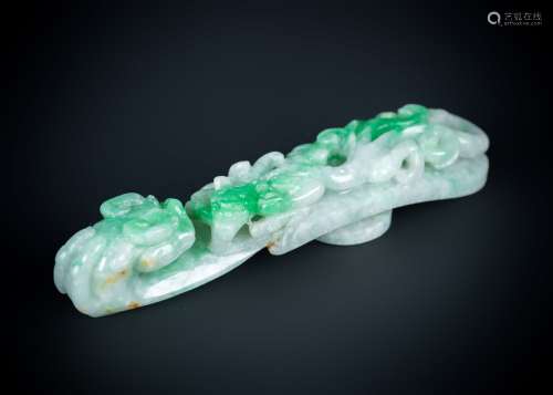 Arte Cinese An apple green jade buckle carved with chilongChina, 19th century .