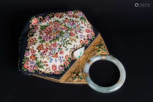 Arte Cinese A liberty purse embroidered with flowers and with jadeite finishingChina, for the Europ